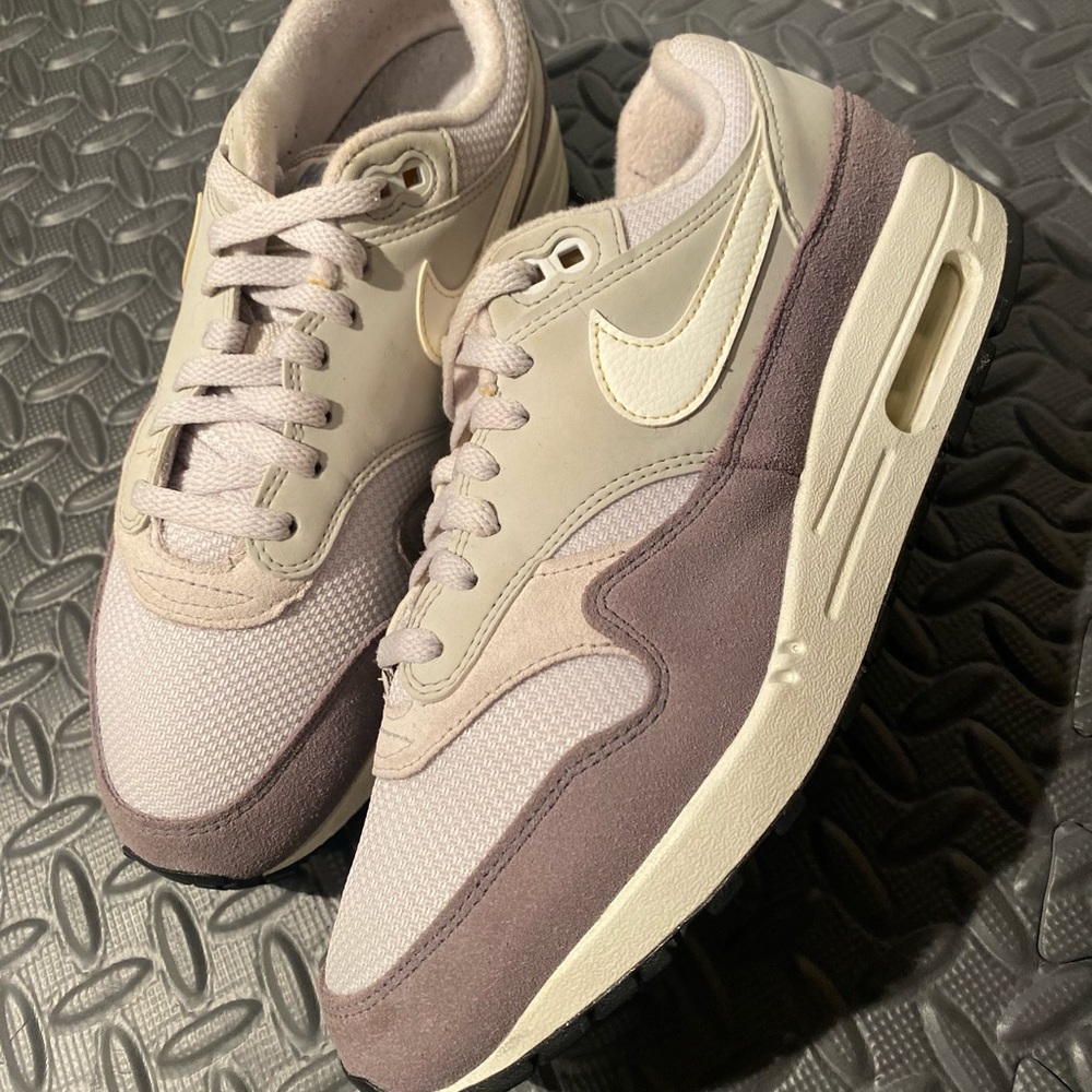 Nike Air Max 1 Vast Grey 2019 RARE size 10 Womens shoes